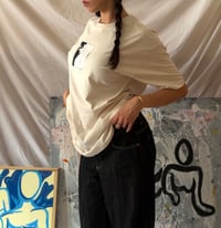 Image 2 of Camiseta beige B&W · Gallery Tees - Drop 01 