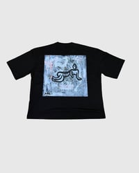 Image 2 of Camiseta ''Flotando'' · Gallery Tees - Drop 01