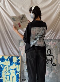 Image 1 of Camiseta ''Flotando'' · Gallery Tees - Drop 01