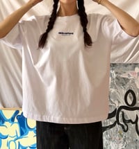 Image 3 of Camiseta blanca ''¿Estoy presente'' · Gallery Tees - Drop 01