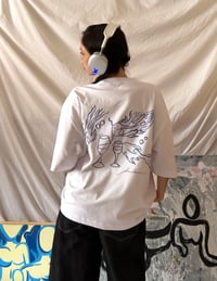 Image 4 of Camiseta blanca ''¿Estoy presente'' · Gallery Tees - Drop 01