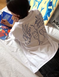 Image 1 of Camiseta blanca ''¿Estoy presente'' · Gallery Tees - Drop 01