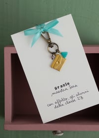 Image 2 of IDEA REGALO PER MAESTRA, portachiavi con ciondolo apribile