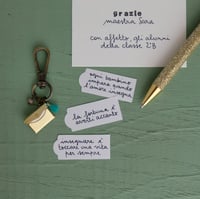 Image 1 of IDEA REGALO PER MAESTRA, portachiavi con ciondolo apribile