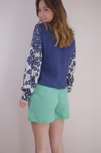 Image 2 of LILA --- blouse en lin à manches fleuries