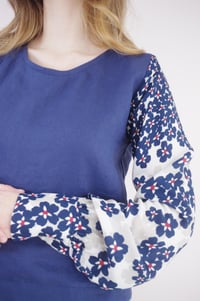 Image 4 of LILA --- blouse en lin à manches fleuries