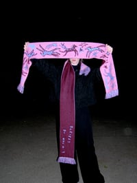 Image 3 of bleibst du noch scarf / kastanie - kaugummi