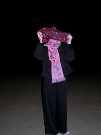 Image 5 of bleibst du noch scarf / kastanie - kaugummi