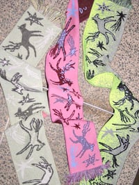 Image 4 of bleibst du noch scarf / limette - kiesel 