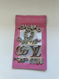 5x mixed metal silver charms,