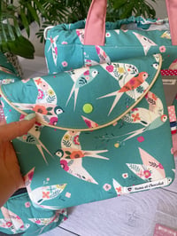 Image 1 of Précommande pour Anne Dutheil Ensemble: Litou: Sac à projet XL : Hirondelles et pochette Lisa 