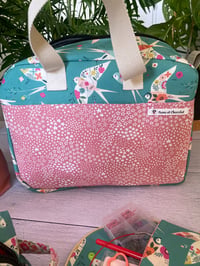 Image 2 of Précommande pour Anne Dutheil Ensemble: Litou: Sac à projet XL : Hirondelles et pochette Lisa 