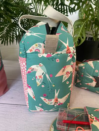 Image 3 of Précommande pour Anne Dutheil Ensemble: Litou: Sac à projet XL : Hirondelles et pochette Lisa 