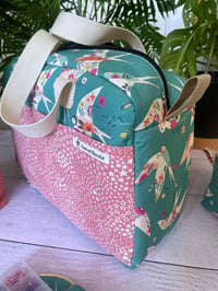 Image 4 of Précommande pour Anne Dutheil Ensemble: Litou: Sac à projet XL : Hirondelles et pochette Lisa 