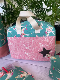 Image 5 of Précommande pour Anne Dutheil Ensemble: Litou: Sac à projet XL : Hirondelles et pochette Lisa 