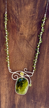 Silver necklace with peridot beads 