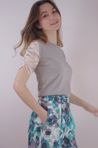 Image 1 of LÉA --- t-shirt gris à manches fleuries