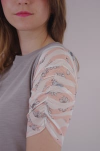 Image 2 of LÉA --- t-shirt gris à manches fleuries