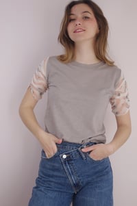 Image 3 of LÉA --- t-shirt gris à manches fleuries