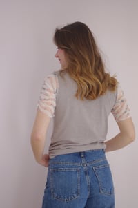 Image 5 of LÉA --- t-shirt gris à manches fleuries