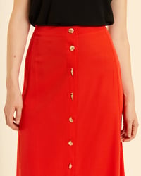 Image 3 of Falda midi abotonada roja