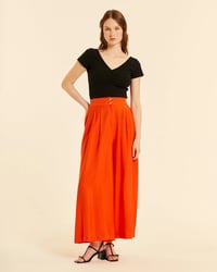 Image 1 of Pantalón fluido con pinzas coral