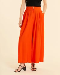 Image 2 of Pantalón fluido con pinzas coral