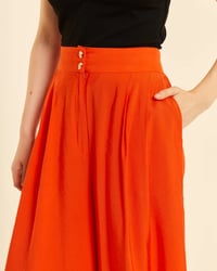 Image 3 of Pantalón fluido con pinzas coral