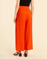 Image 4 of Pantalón fluido con pinzas coral