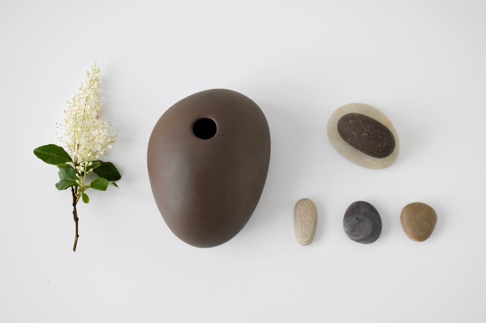 Image of DARK BROWN TABLE VASE