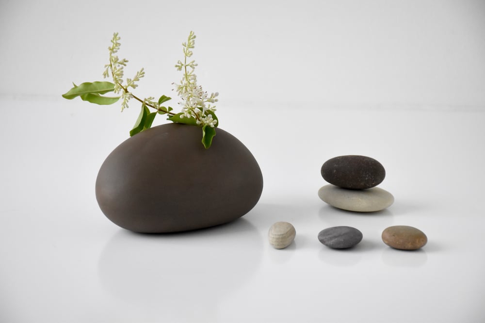 Image of DARK BROWN TABLE VASE