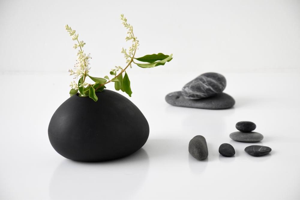 Image of BLACK TABLE VASE 