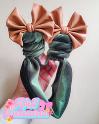 Olive spacebuns