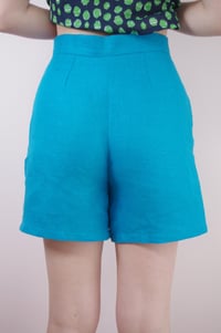 Image 4 of Petit Coeur --- short en lin bleu avec applications