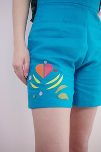 Image 3 of Petit Coeur --- short en lin bleu avec applications