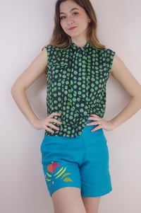 Image 1 of Petit Coeur --- short en lin bleu avec applications