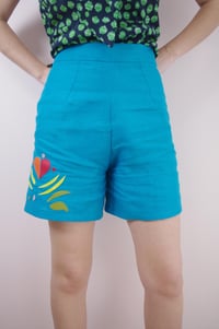 Image 5 of Petit Coeur --- short en lin bleu avec applications