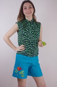 Image 2 of Petit Coeur --- short en lin bleu avec applications