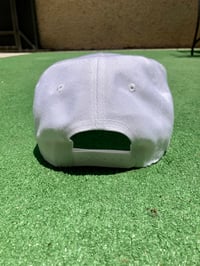 Image 3 of Gorra snap back blanca