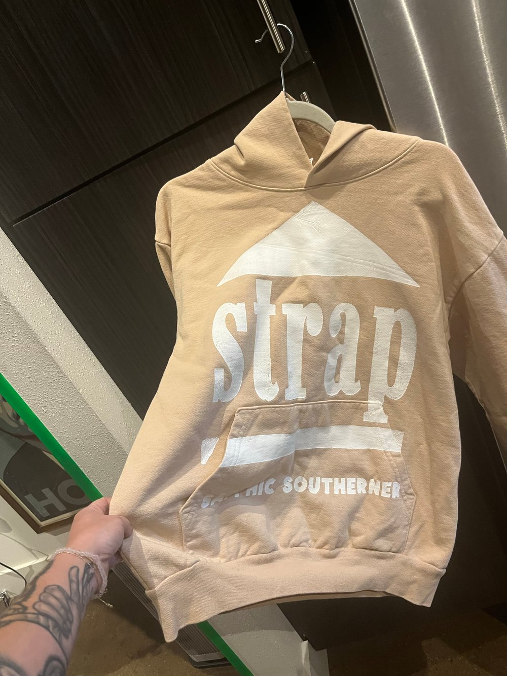 M TAN STRAPHOUSE LA APPAREL HOODIE**PRINT HICCUPS