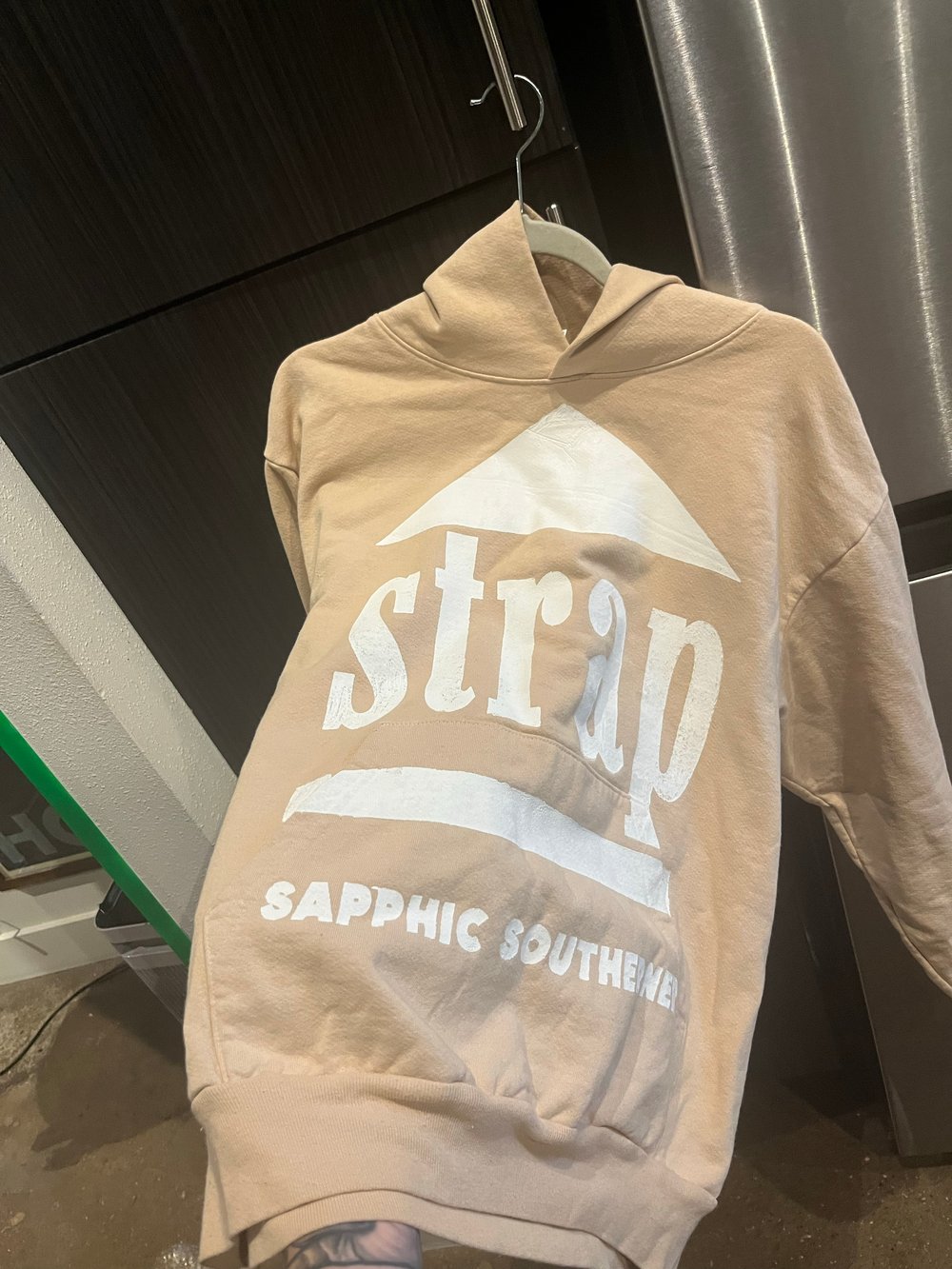 M TAN STRAPHOUSE LA APPAREL HOODIE**PRINT HICCUPS