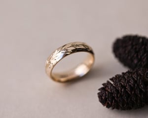Image of 9ct gold 5mm ‘Olive leaf’ engraved court ring