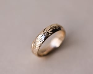 Image of 9ct gold 5mm ‘Olive leaf’ engraved court ring