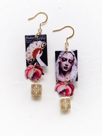 Image 1 of ‘lace fans, sorrowful flowers’ – gold dangle earrings