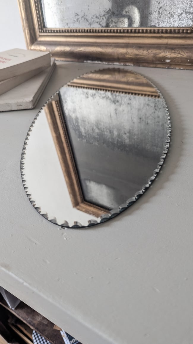 Miroir ovale ciselé 