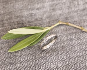 Image of Platinum 3mm ‘Olive leaf’ engraved ring