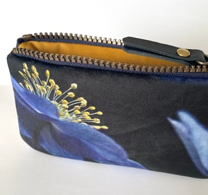Image of Wood anemone blue, printed velvet zipper bag