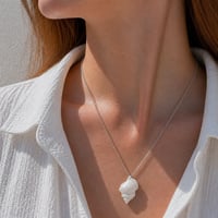 Image 3 of Χειροποίητο Κολιέ "White Murex Shell" – Ατσάλινη Αλυσίδα
