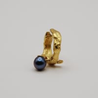 Image 2 of Cuff earrings with the pearl golden