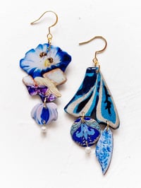 Image 1 of ‘deep blue day’ – gold abstract earring dangles